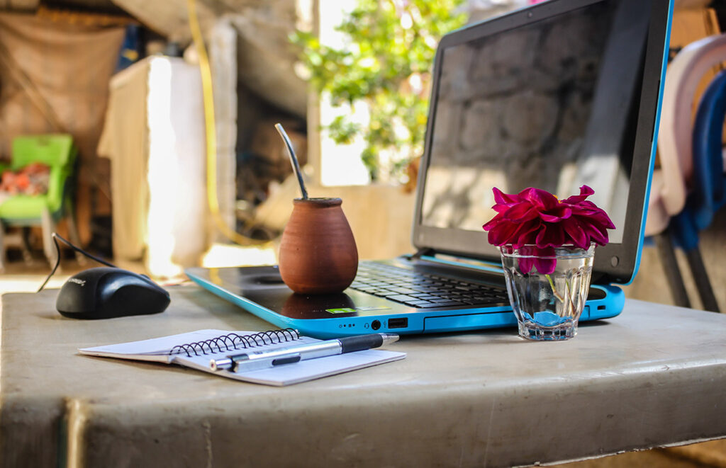 Redactor SEO freelance trabajando en la optimización de contenido